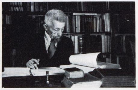 Fig. 5: Yehudah Goor, born Judah Gerazovsky in the town of Pohost in White Russia, was schooled at the dynamic Volohzhin Yeshiva and later emigrated to Palestine in 1887. He was one of the leading Zionist educators in British Mandate Palestine and one of the founders of the first Hebrew Teachers’ Association. Gur pioneered the immersion method of language instruction called “‘Ivrit be-‘ivrit,” [“Hebrew in Hebrew”] in which no other language but Hebrew would be used for instruction and explanation. His interest in practical education led him to publish a number of handy, pocket Hebrew dictionaries, including this illustrated edition that he compiled with David Yellin and published in Jaffa, just south of the new city of Tel Aviv, in 1918.
