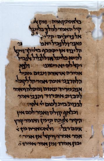 fig. 2: This fragment is part of a bilingual glossary of the Bible, similar to the Kitāb Jāmi al-Alfās (“Book of a collection of words”) compiled by the Moroccan Karaite David ben Abraham al-Fasi (“one from the city of Fez”) in the second half of the 10th century. Alfasi draws on both Karaite and Rabbanite authors. While he directly cites the Karaites by their proper names, al-Fasi refers only indirectly to rabbinic sources, citing the rabbis not by name, but by their places of origin.
